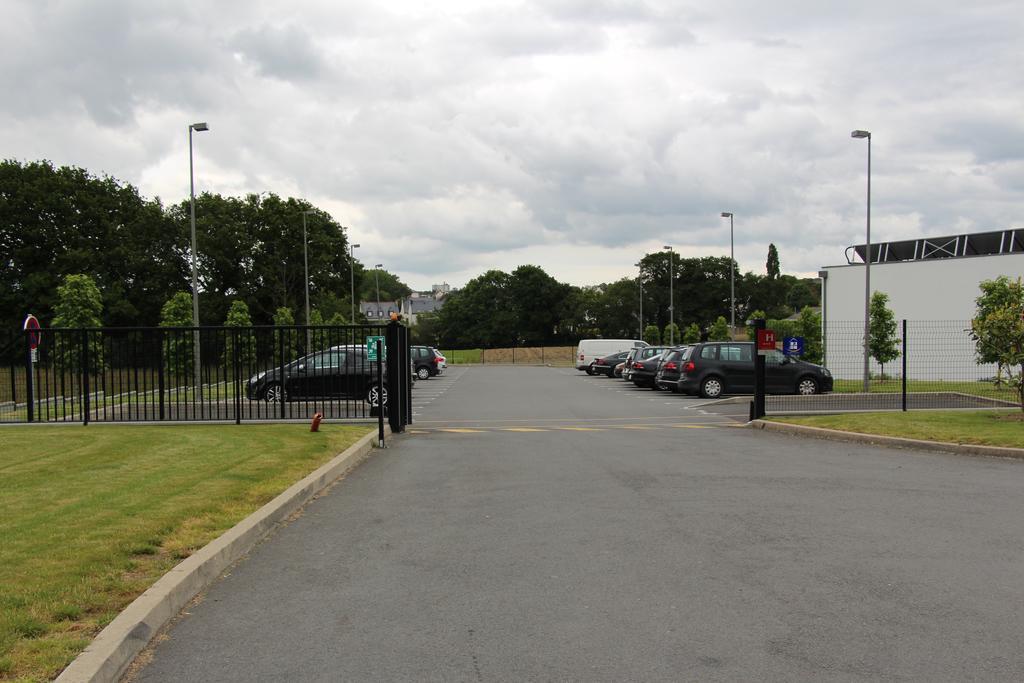 Hotel Ibis Guingamp Coeur De Bretagne Ploumagoar Exterior foto